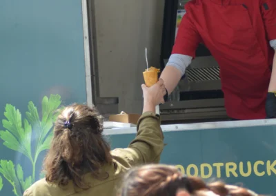 Des cornets à croquets, chauds et avec des plats traditionnels